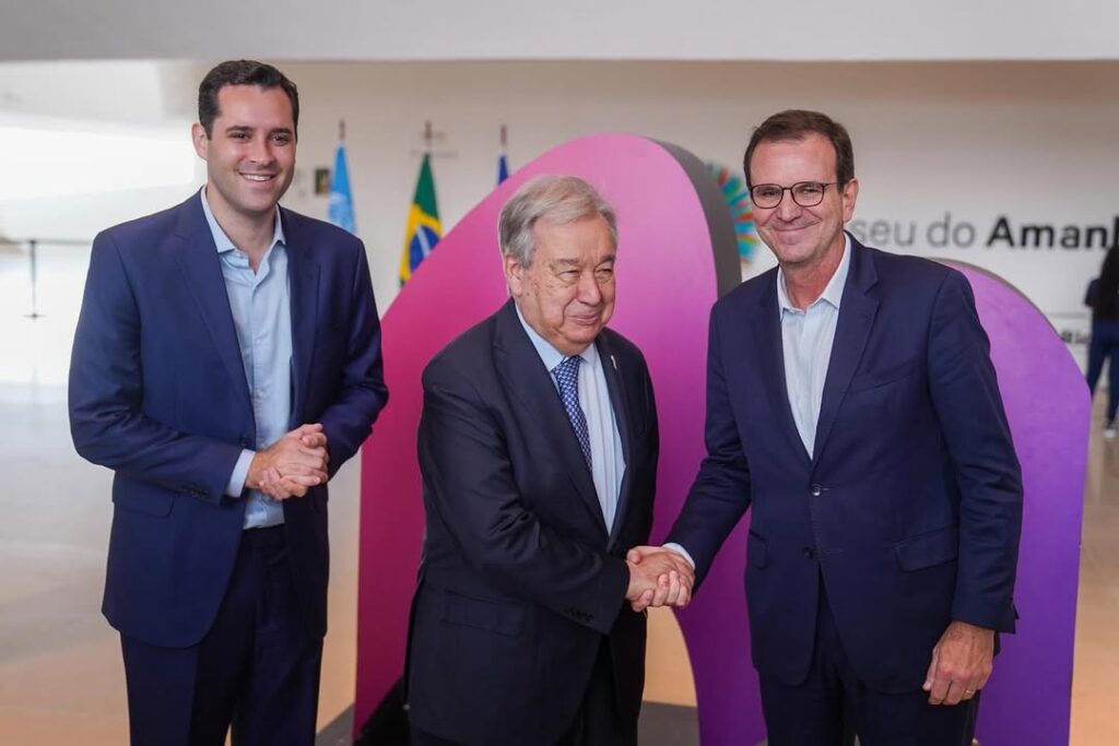 Secretário-Geral da ONU António Guterres com Prefeito Eduardo Paes e Vice-Prefeito Eduardo Cavaliere no Museu do Amanhã, Rio de Janeiro, em 8 de julho de 2025.