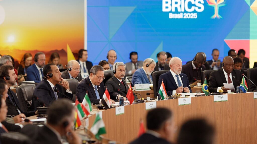 Líderes do BRICS representando a parceria para eliminar doenças socialmente determinadas.