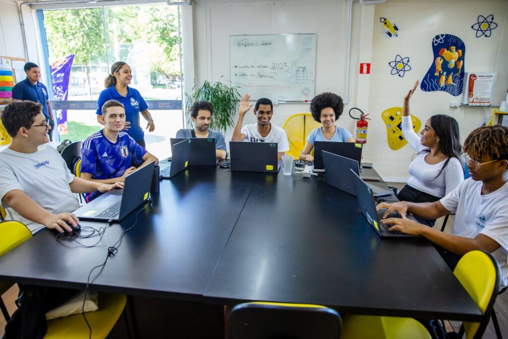 Jovens aprendendo em cursos gratuitos do Conecta JUV no Espaço da Juventude Estácio