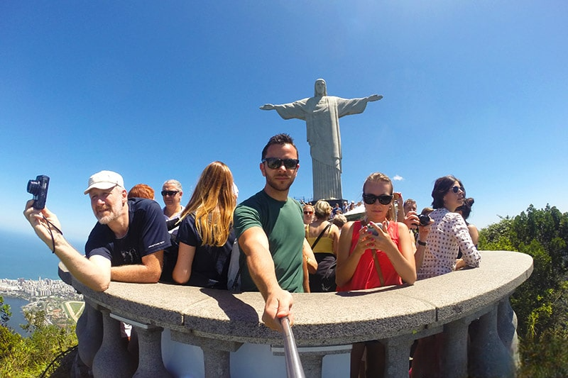 Turistas estrangeiros desfrutando do Cristo Redentor, Rio de Janeiro.
