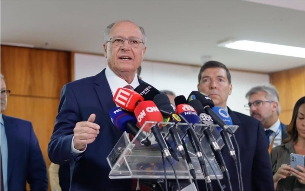 Geraldo Alckmin em coletiva sobre tarifas de Trump