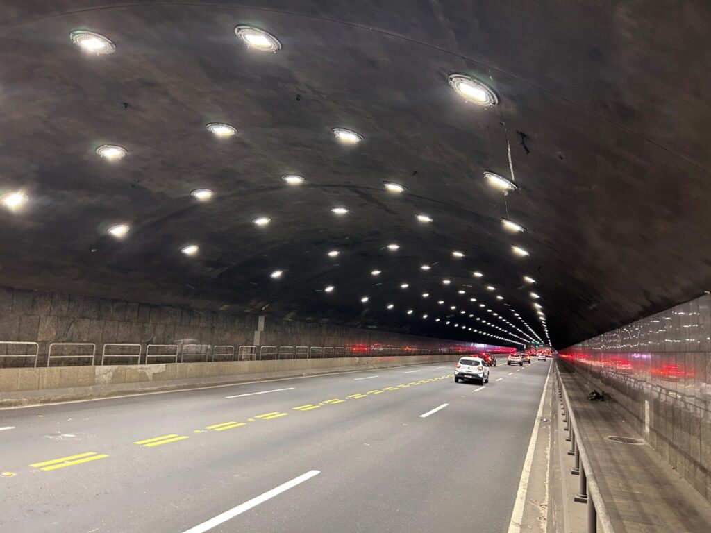 Túnel iluminado com tecnologia LED no Rio de Janeiro, parte do programa Luz Maravilha da RioLuz.