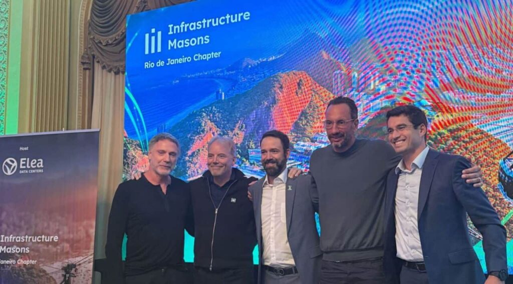 Representantes da iMasons e Elea Data Centers em cerimônia de anúncio no Palácio da Cidade, Rio de Janeiro.