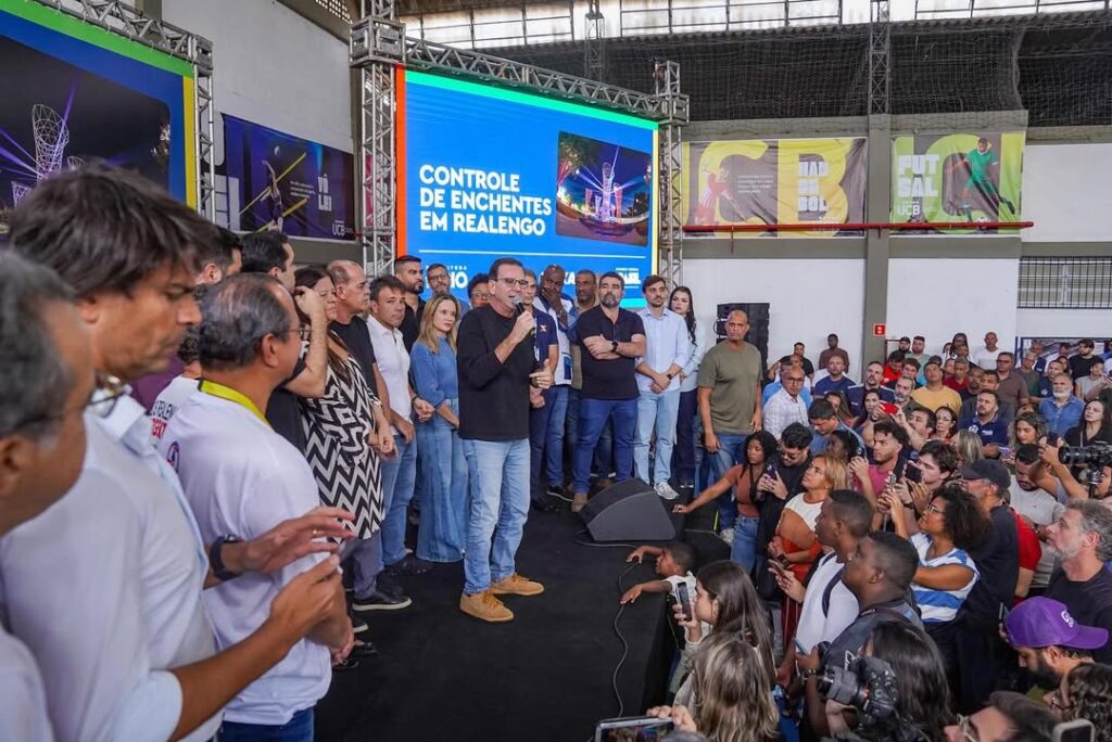 Prefeito Eduardo Paes anunciando o início das obras em Realengo, Rio de Janeiro, com foco na construção do piscinão anti-enchentes.