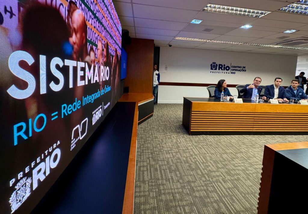 Prefeito Eduardo Paes e Vice Eduardo Cavaliere em coletiva sobre a nova licitação dos ônibus no Rio.
