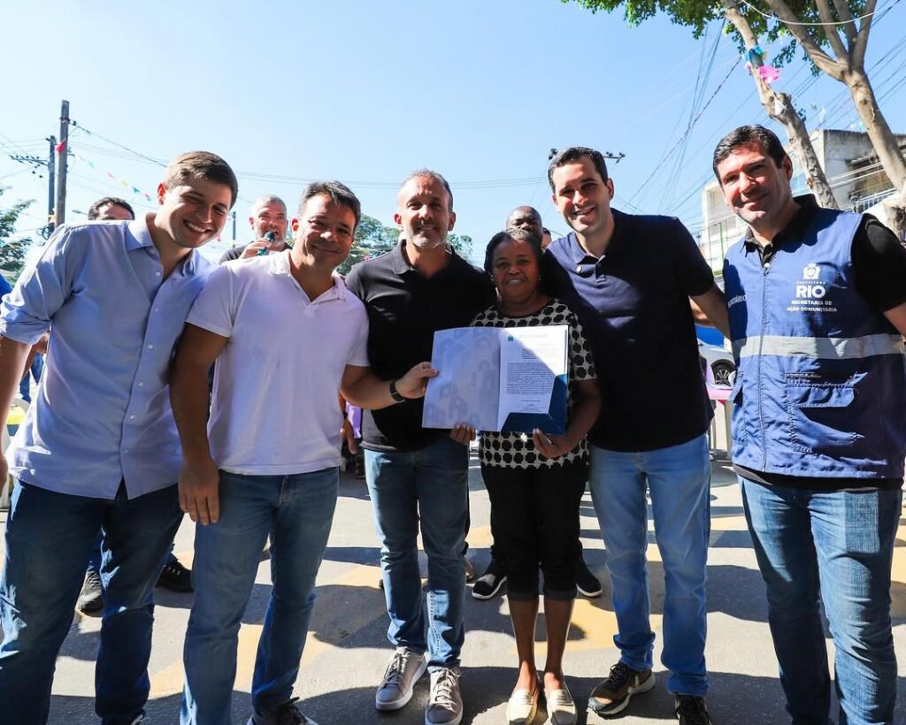 Vereador Favio valle , Presidente da Câmara Carlo Caiado, Deputado Estadual Cláudio caiado , Vice Prefeito Eduardo Cavaliere , secretário de Ação Comunitária Gustavo Freue Entregando Títulos de Moradia