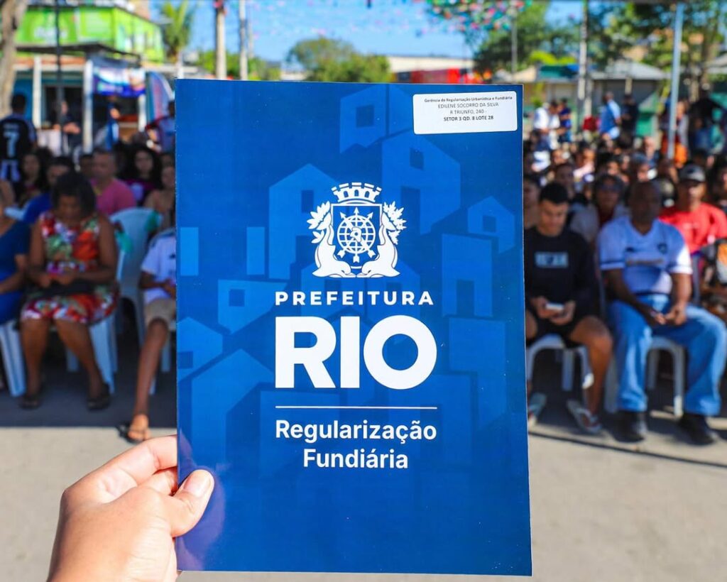 Entregas dos Termos de Reconhecimento de Moradia no Rio Piraquê, Guaratiba, para regularização fundiária