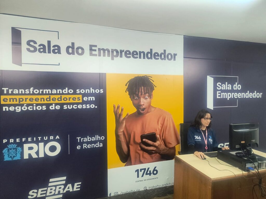 atendimento na nova Sala do Empreendedor em Campo Grande, com logo Sebrae