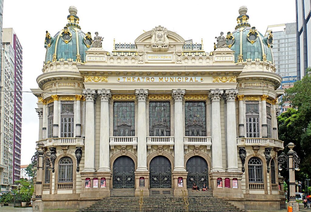 Fachada do Theatro Municipal do Rio de Janeiro, com informações sobre a venda de ingressos para a temporada 2025.