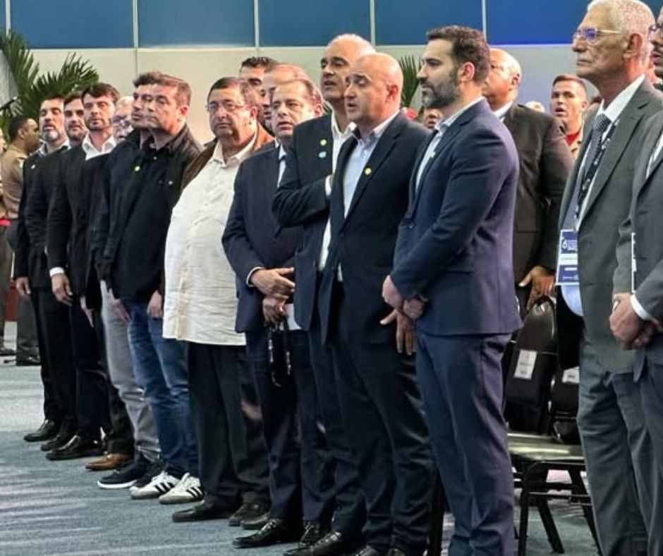 Autoridades, incluindo o deputado federal Luciano Vieira e prefeitos como Leo Vieira (São João de Meriti), Capitão Nelson Ruas (São Gonçalo).