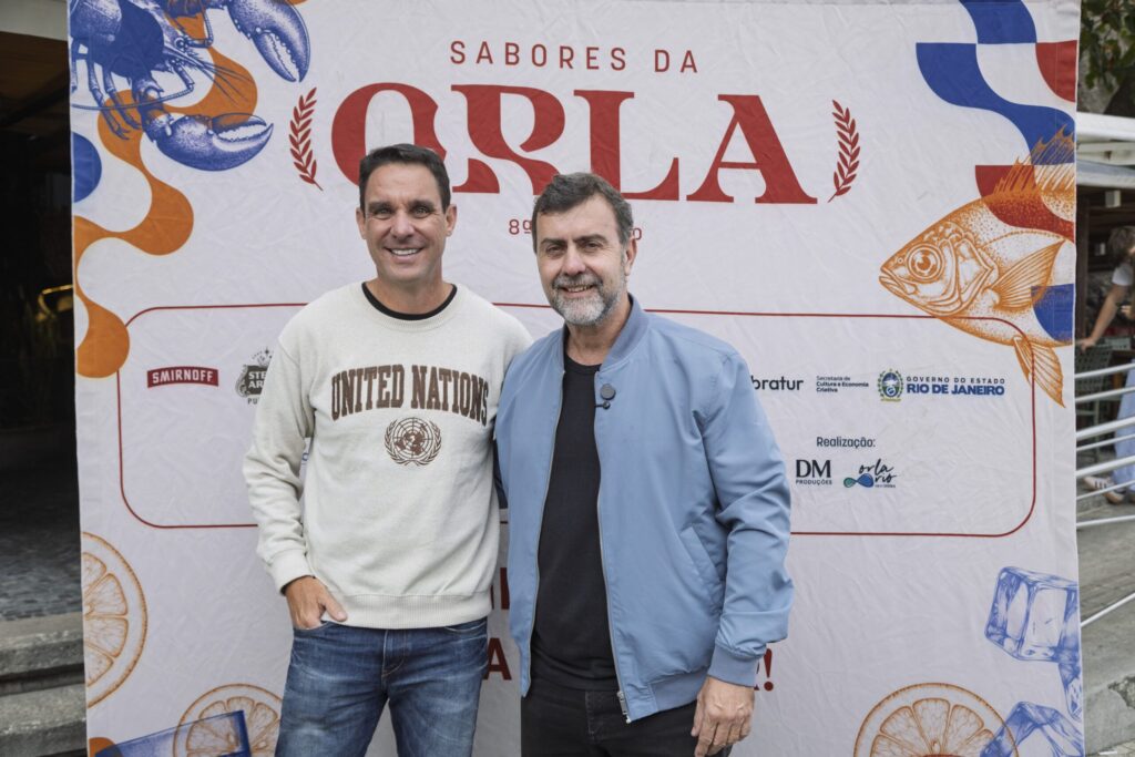 O presidente da Embratur, Marcelo Freixo, durante a visita a quiosques na orla do Rio de Janeiro.