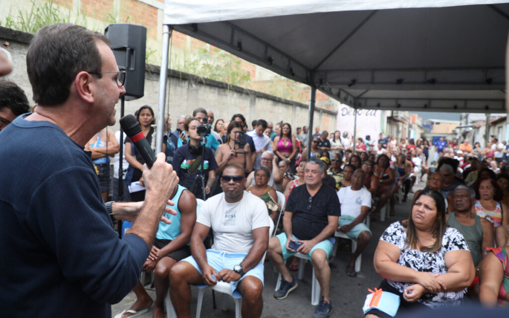Prefeito Eduardo Paes entrega títulos de propriedade em Bangu