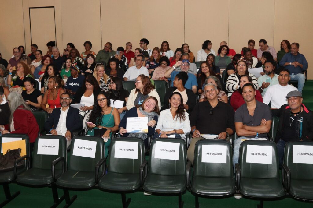 Alunos formados da Escola Carioca de Turismo recebem certificados no Senac RJ