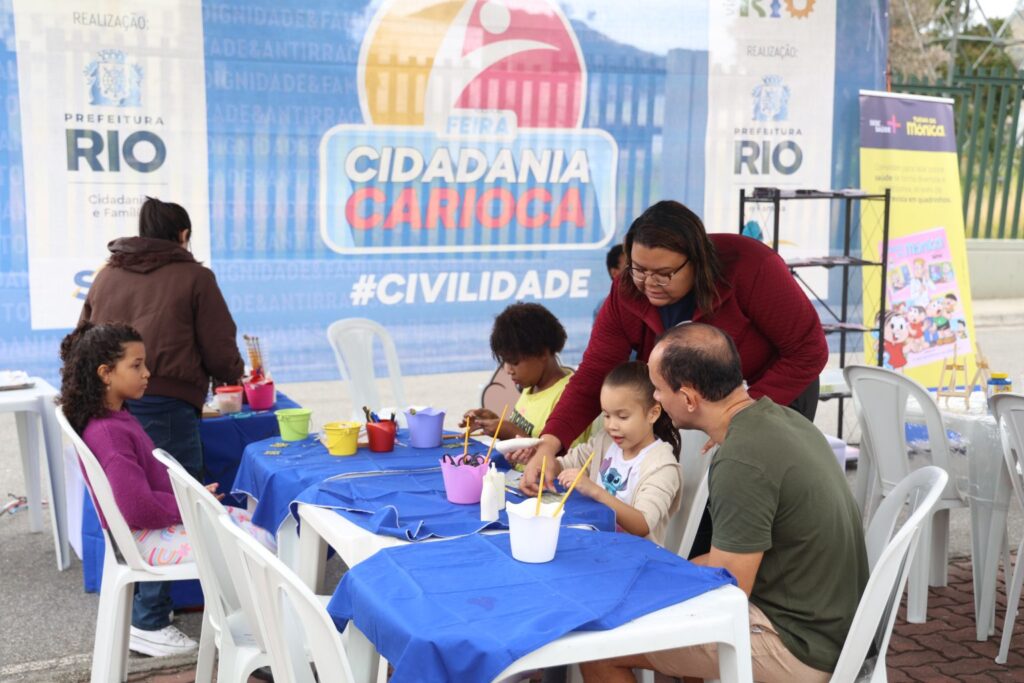 Pessoas participam de atividades culturais e de cidadania na Feira Cidadania Carioca em Realengo