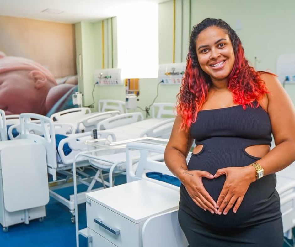 Mãe emocionada na maternidade