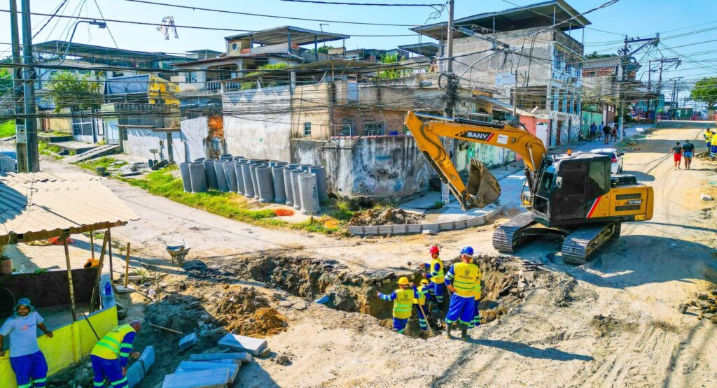 Obras de drenagem, saneamento e urbanização em andamento na Avenida Goiânia, no bairro Éden, em São João de Meriti.