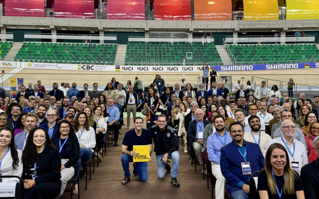O prefeito Eduardo Paes e o vice-prefeito Eduardo Cavaliere ao seu lado, durante evento na Barra da Tijuca.