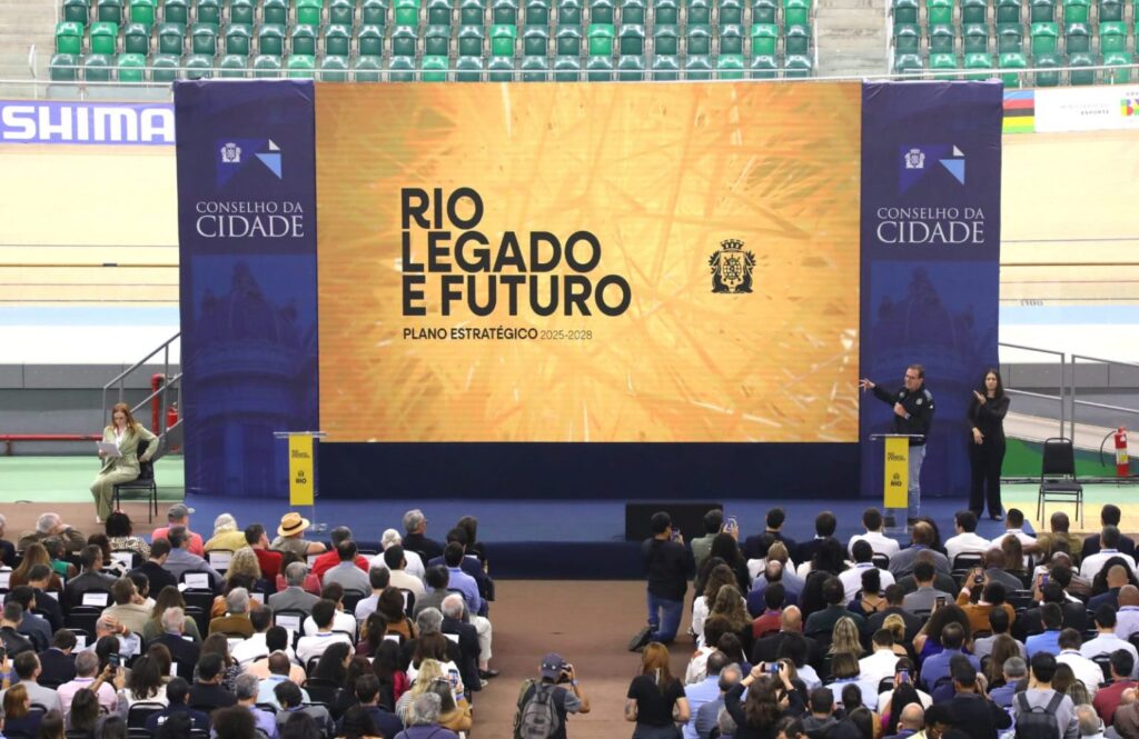 O prefeito Eduardo Paes discursando em apresentação do Plano Estratégico 2025-2028 no Parque Olímpico