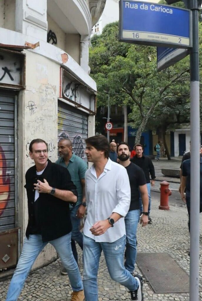 Prefeito Eduardo Paes e autoridades inauguram obras de revitalização da Rua da Carioca para transformar a área em polo cervejeiro no Centro do Rio.