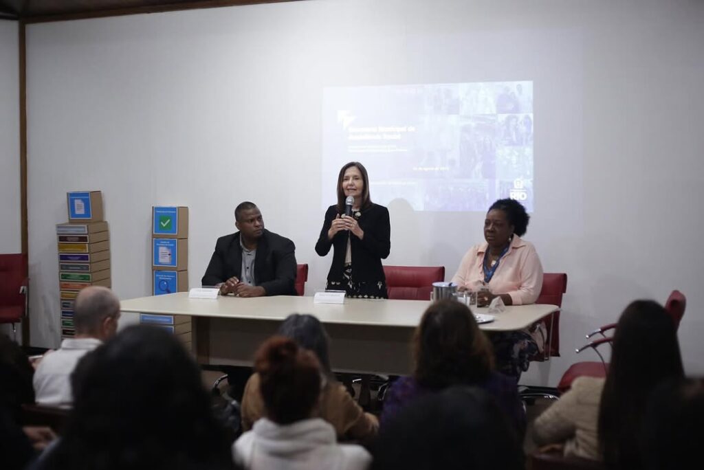  Secretária municipal de Assistência Social, Martha Rocha com Profissionais e representantes de ONGs durante o evento de capacitação da SMAS para projetos do CMDCA.