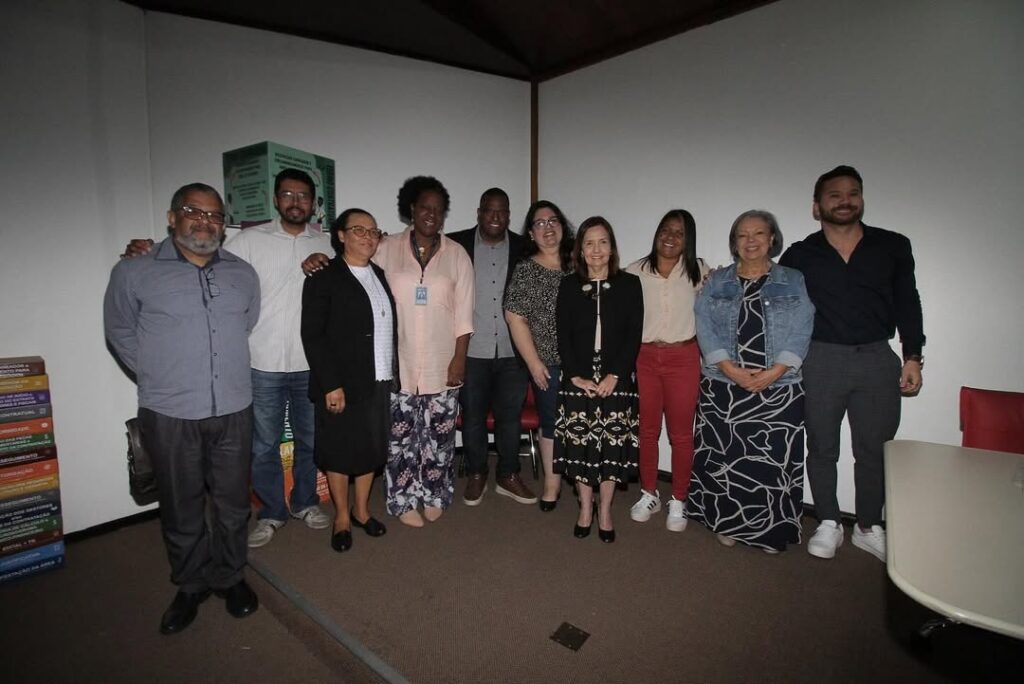  Secretária municipal de Assistência Social, Martha Rocha com Profissionais e representantes de ONGs