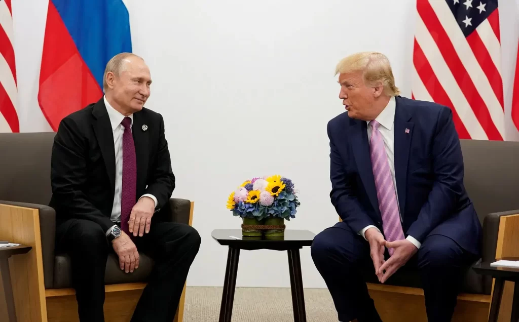 Presidentes Donald Trump e Vladimir Putin se cumprimentam em encontro oficial