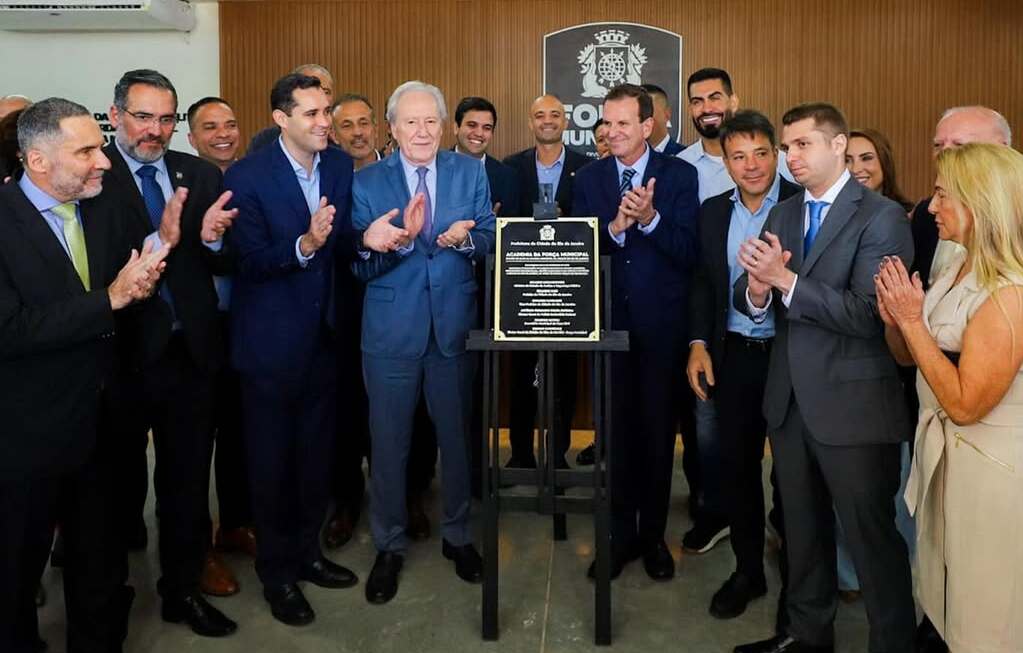 prefeito Eduardo Paes, o vice-prefeito Eduardo Cavaliere, o ministro da Justiça, Ricardo Lewandowski, o diretor-geral da Força Municipal, Brenno Carnevale, Vereadores e Autoridades.