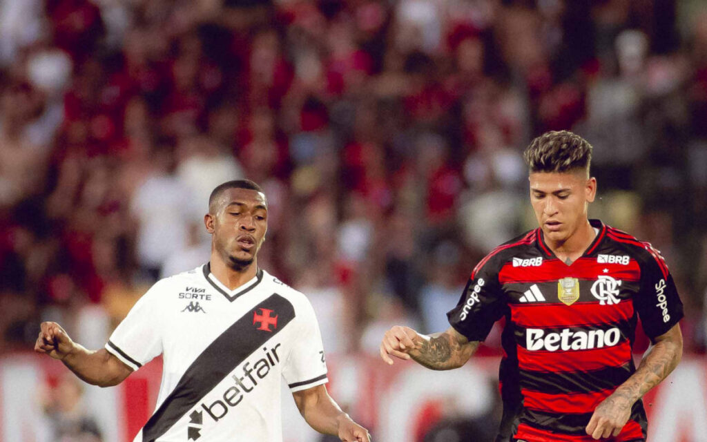 Jogadores de Flamengo e Vasco em disputa de bola durante o clássico no Maracanã