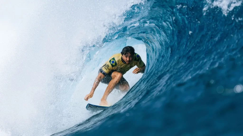 Yago Dora pegando a onda na WSL, mundial de surfe em Fiji.