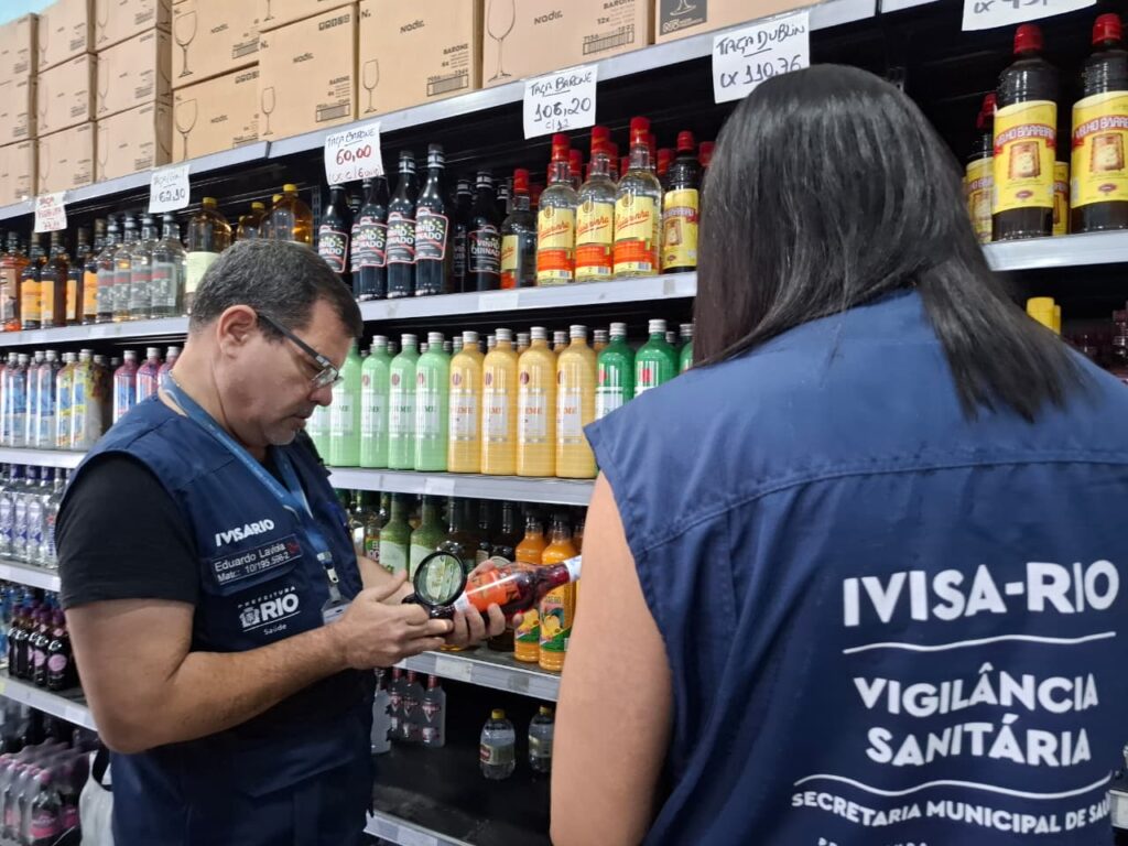 Fiscalização Ivisa Rio apreende garrafas de bebidas adulteradas em estabelecimento.