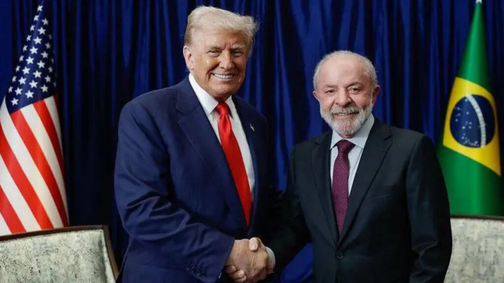 Presidentes Lula e Trump se cumprimentando durante a reunião na Malásia para discutir o tarifaço
