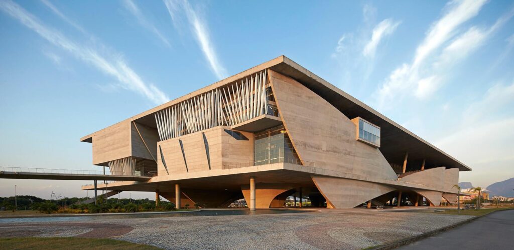 Fachada da Cidade das Artes com crianças aproveitando a programação especial do Mês das Crianças no Rio