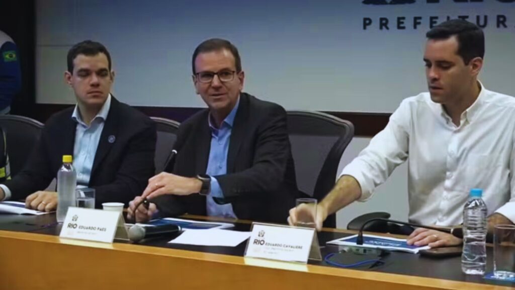 Prefeito Eduardo Paes no COR-Rio detalhando plano operacional eventos climáticos.