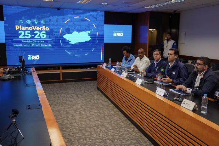 Vice-prefeito Eduardo Cavaliere no COR-Rio apresentando o Plano Verão 25/26 e investimentos de R$ 5,4 bilhões em obras de resiliência.