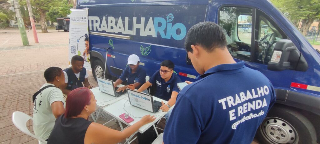 Van do Trabalha Rio cadastrando currículos em bairros do Rio de Janeiro