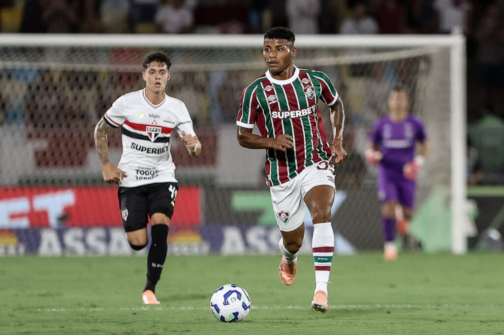 Fluminense goleia São Paulo por 6 a 0 no Maracanã e garante vaga na Libertadores 2026.