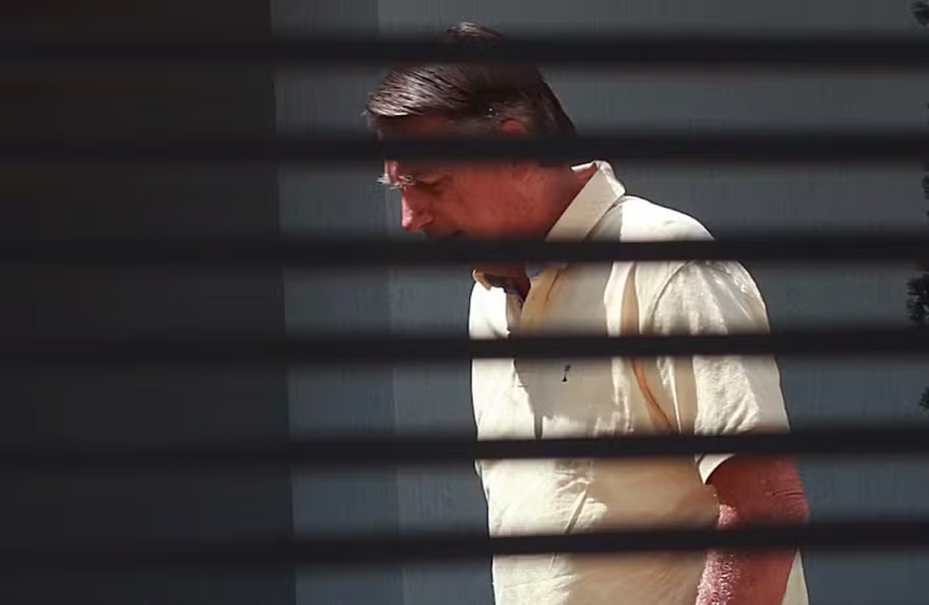 Ex-presidente Jair Bolsonaro durante prisão preventiva por ordem de Alexandre de Moraes.