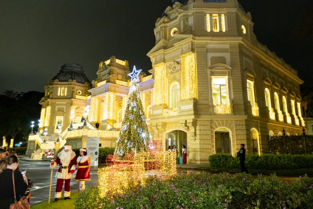Palácio Guanabara iluminado com luzes de Natal do Projeto Luzes da Guanabara 2025