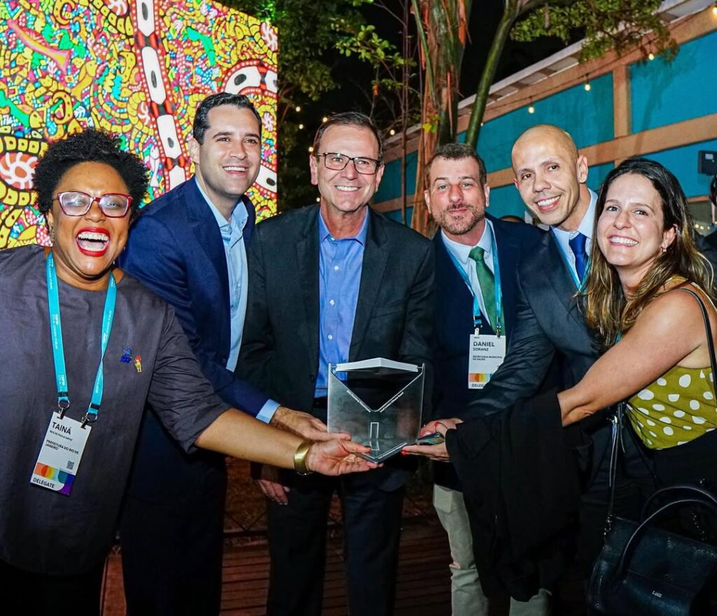 Prefeito Eduardo Paes,Vice Eduardo cavaliere, o secretário de saúde Daniel soranz e a Secretária Tainá de Paula recebem o Local Leaders Awards 2025 pelo Protocolo de Enfrentamento ao Calor Extremo no Rio de Janeiro.