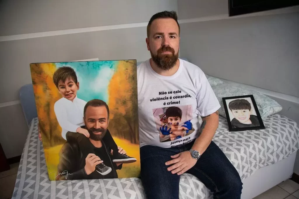 Vereador Leniel Borel, autor da Lei da Ronda de Proteção à Infância no Rio. com o quadro dele com o filho