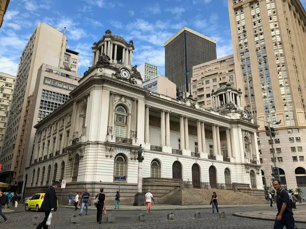 Fachada do Palácio Pedro Ernesto, sede da Câmara do Rio, com destaque para a doação de R$ 50 milhões para a Saúde.