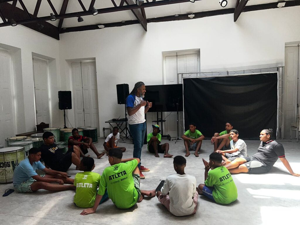Roda de Capoeira com jovens na Casa de Cultura Volta do Mundo, um projeto social de recomeço para adolescentes em medidas socioeducativas.