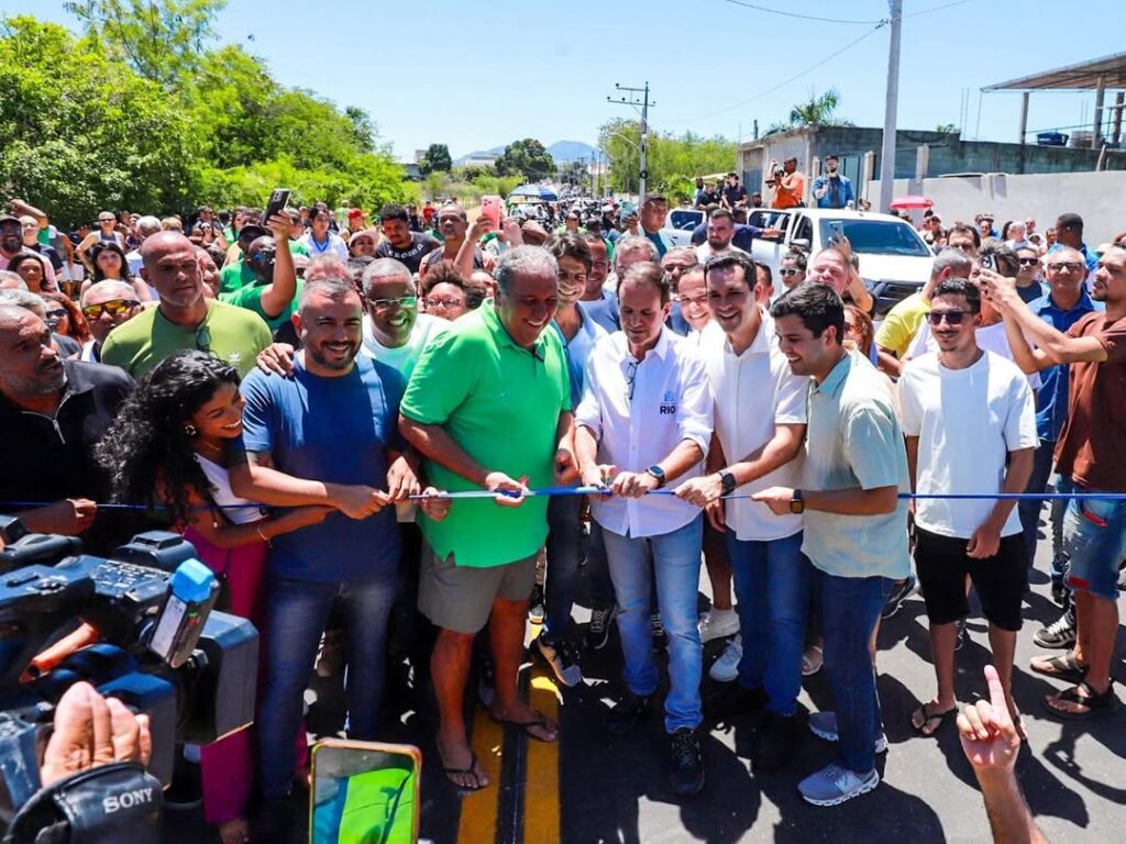 Foto: Prefeito Eduardo Paes, vice Eduardo Cavaliere, Secretário Edison Menezes, Secretário Renan Ferreirinha,Secretária Joyce Trindade , Vereador Felipe Boró inaugurando a expansão da Estrada do Tingui em Campo Grande.