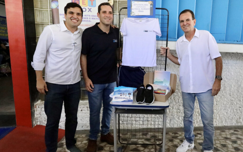 Prefeito Eduardo Paes e vice Eduardo Cavaliere entregando uniformes em escola municipal no Rio.