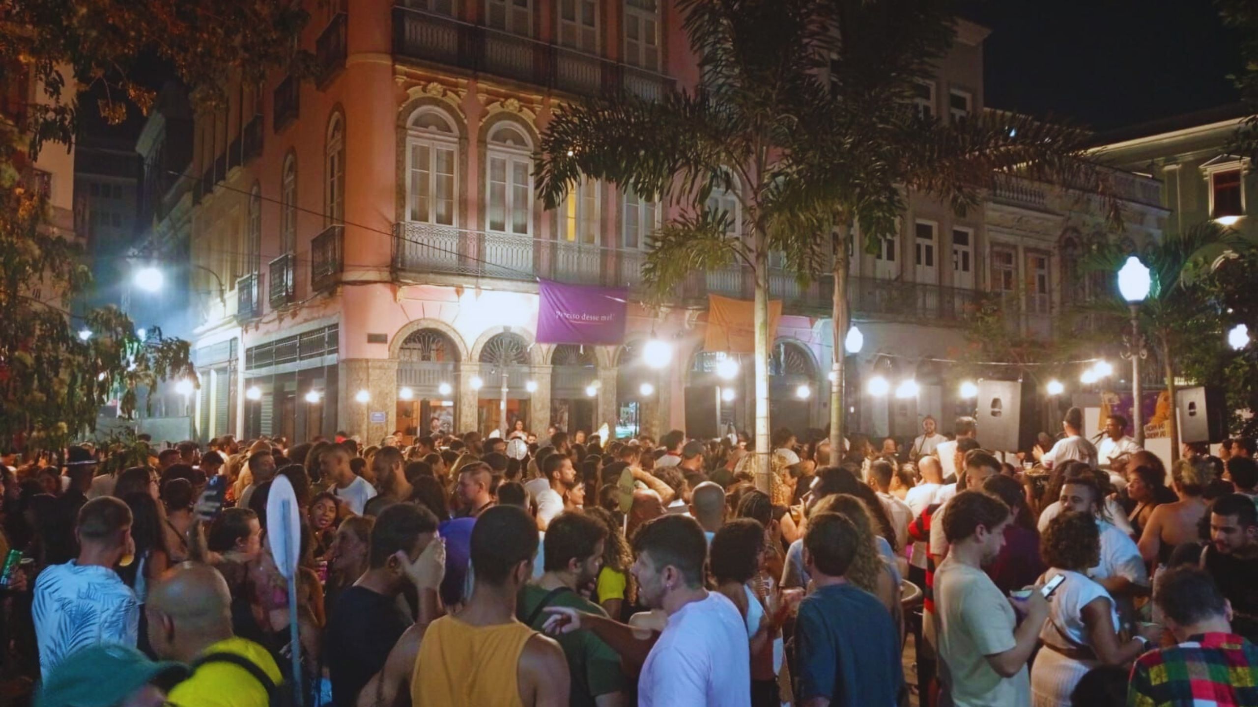 Roda de samba na Rua do Rosário, Centro do Rio, na Casa de Cultura Volta do Mundo.