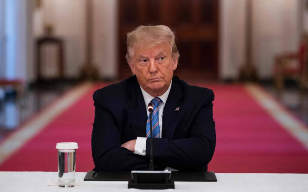 Donald Trump anuncia tarifas de 25% contra parceiros comerciais do Irã.