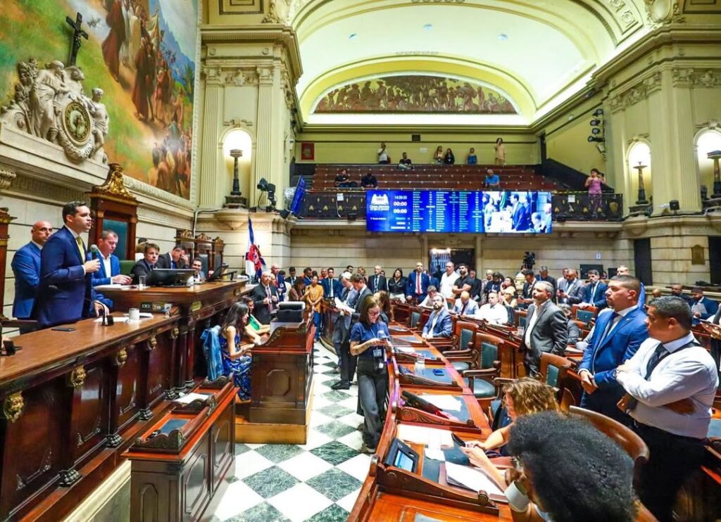 Presidente Carlo Caiado e vice-prefeito Eduardo Cavaliere na abertura do ano legislativo 2026 na Câmara do Rio.