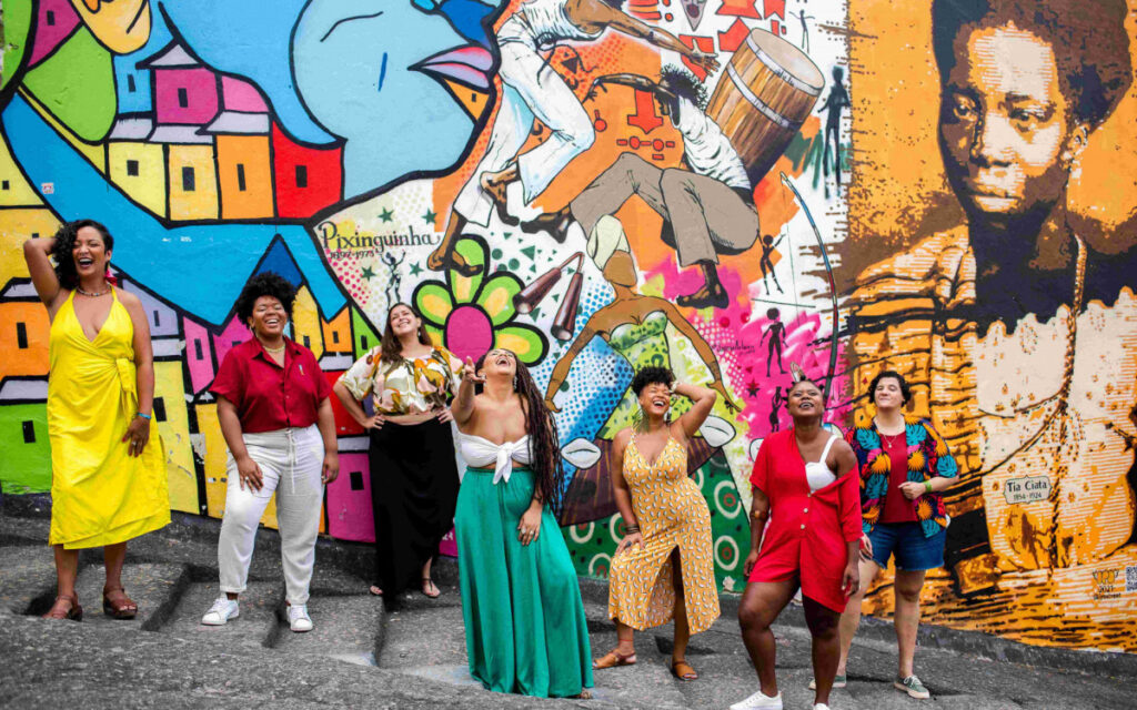 Mulheres assistindo concerto de música no Jardim Botânico do Rio durante o Dia Internacional da Mulher.