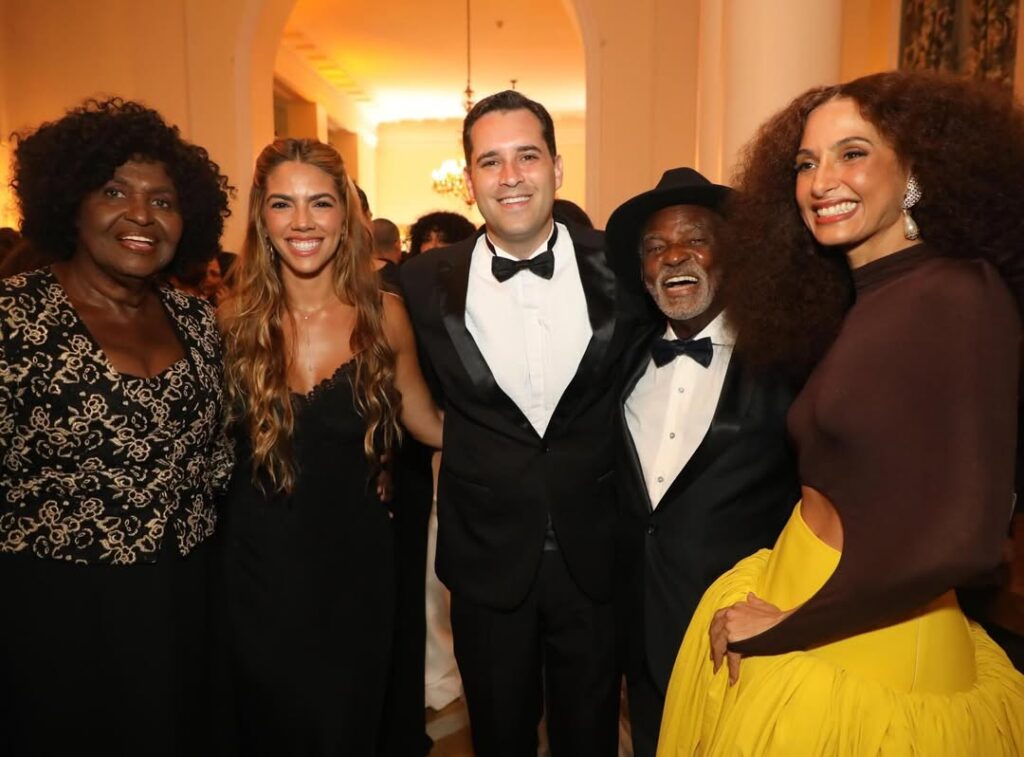 Ator Antonio Pitanga recebendo prêmio no Golden Globes Tribute Gala Brazil.