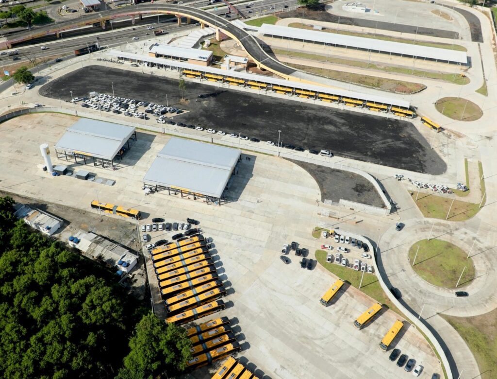 Fachada do novo Terminal BRT Metropolitano Pedro Fernandes em Irajá, com ônibus articulados da Mobi-Rio.
